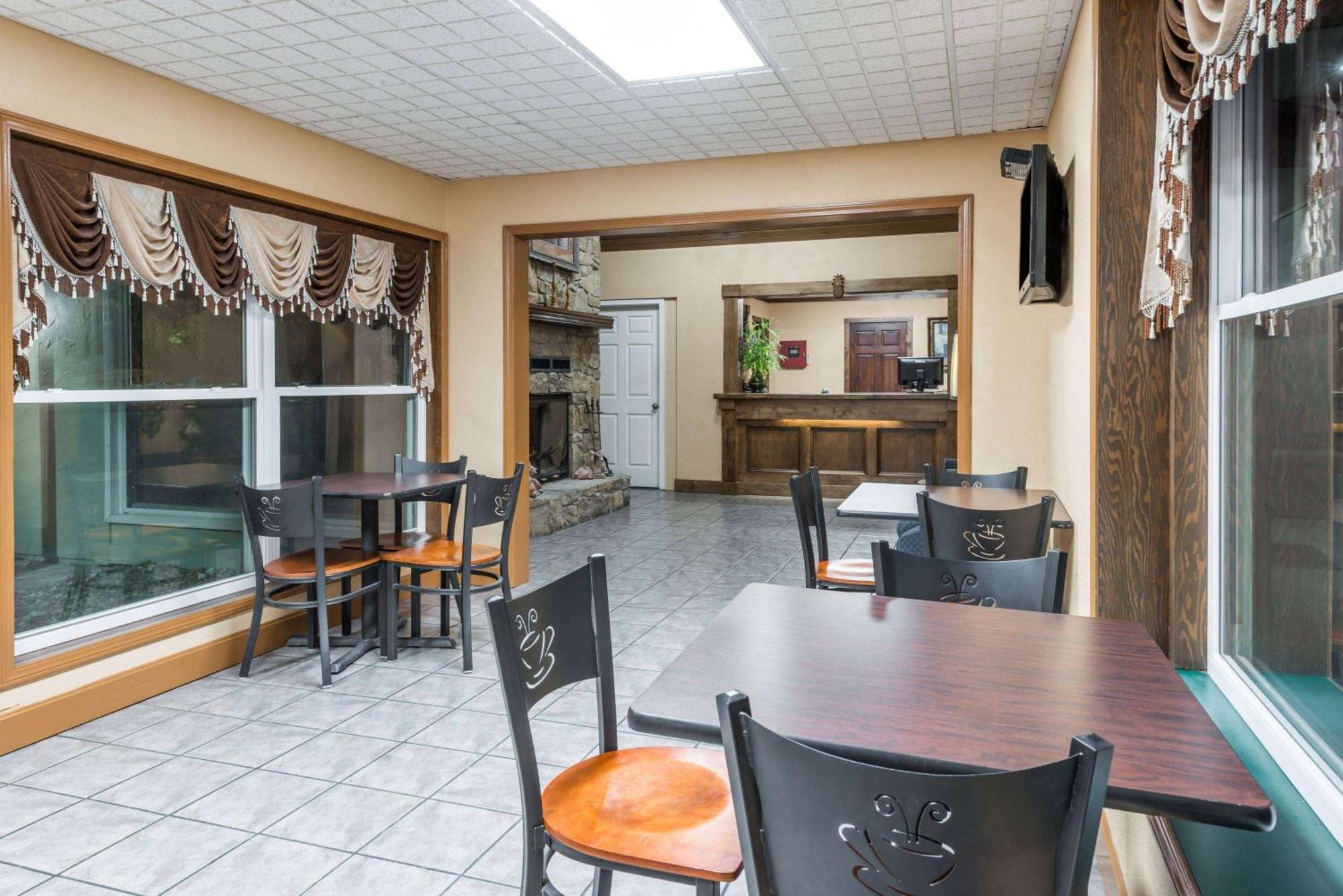 Super 8 By Wyndham Higginsville Exterior photo